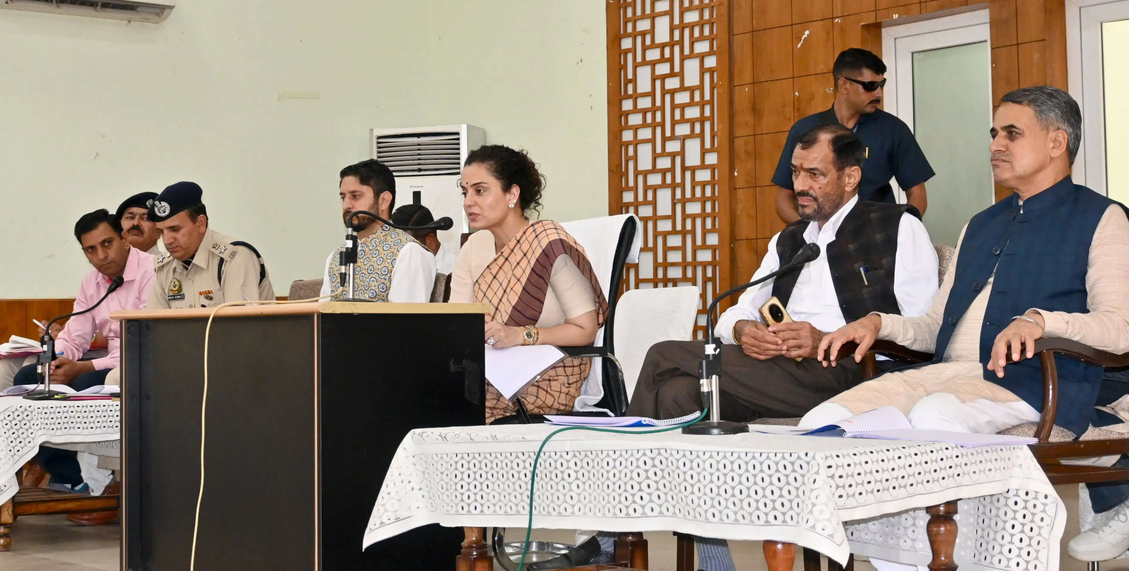 बढ़ते सड़क हादसों को रोकने के लिए जागरूकता अभियान में आधुनिक तकनीक का करें प्रभावी उपयोग : कंगना रनौत