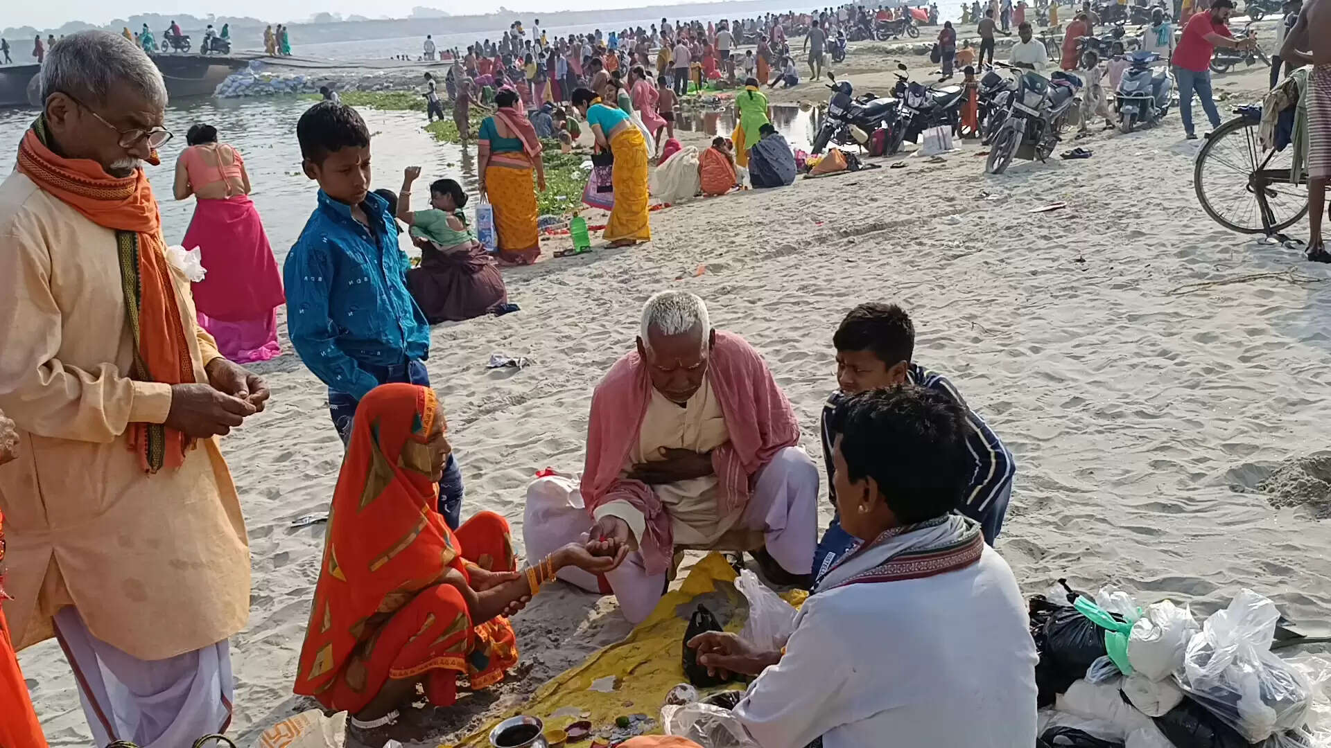 बलिया में सतुआन पर श्रद्धालुओं ने गंगा में लगाई आस्था की डुबकी