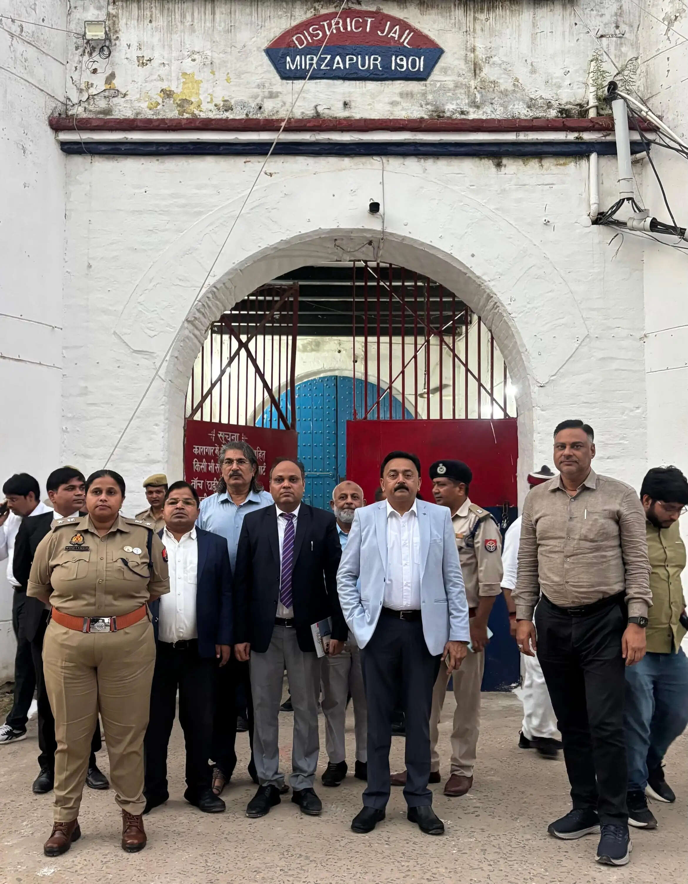 जिला जज ने कारागार का किया निरीक्षण,बंदियों से की बात