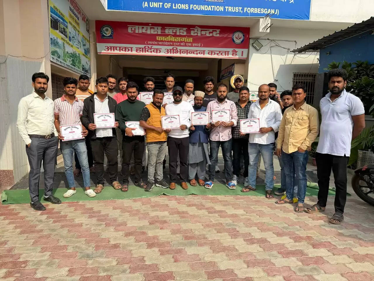 खिदमत फाउंडेशन के स्थापना पर 26 युवाओं ने जरूरतमंदों के लिए किया रक्तदान