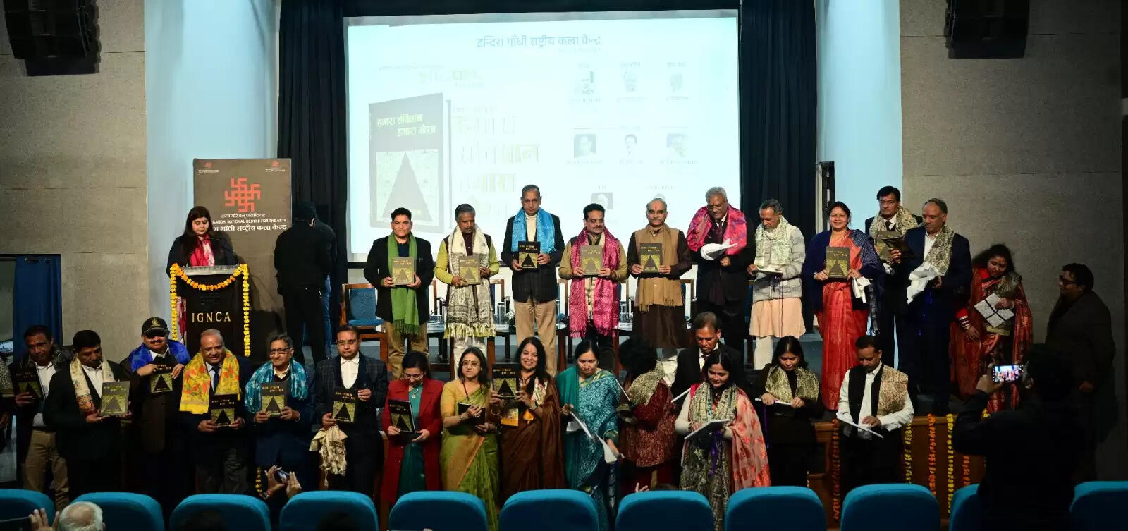 संविधान के चित्रों पर आधारित पुस्तक ‘हमारा संविधान, हमारा गौरव’ का हुआ लोकार्पण