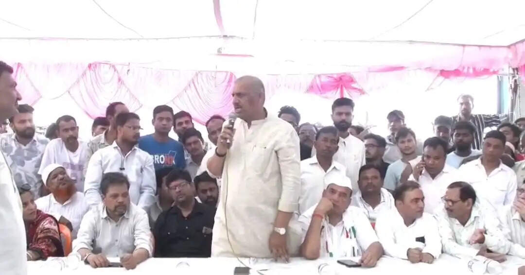 परेड बाजार हटाने के खिलाफ सपा-कांग्रेस एकजुट, लाठी चली तो पीठ भी तैयार : अमिताभ बाजपेई