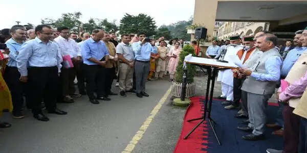 मुख्यमंत्री ने पूर्व प्रधानमंत्री राजीव गांधी को पुष्पांजलि अर्पित की