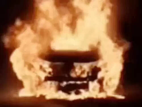 फरीदाबाद : शार्ट सर्किट से चलती कार में लगी आग, ड्राइवर कूदा