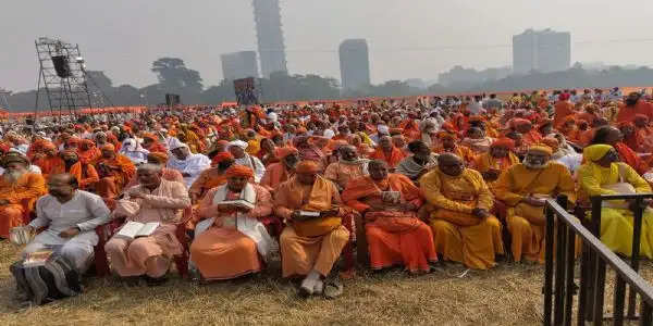 कोलकाता के ब्रिगेड परेड मैदान में 'लाख कंठ से गीता पाठ', राष्ट्रीय ग्रंथ बनाने की मांग