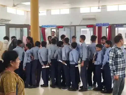 शहडोल: ज्ञानोदय स्कूल में 17 छात्र बीमार,कमजोरी और बुखार की शिकायत, जिला चिकित्सालय में इलाजरत