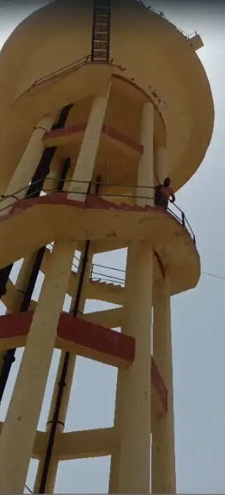 पानी की मांग को लेकर टंकी पर चढ़े ग्रामीण