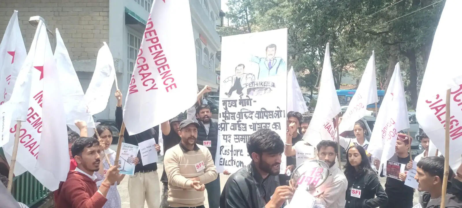एसएफआई का हिमाचल विवि में प्रदर्शन, ईसी सदस्यों को सौंपा ज्ञापन
