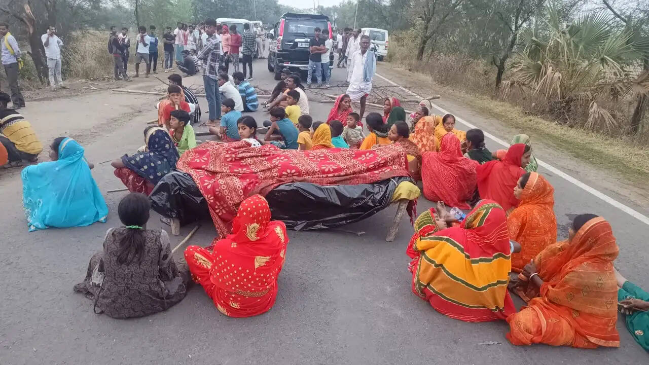 सड़क दुर्घटना मे मौत के बाद आक्रोशित लोगों ने दुमका-साहिबगंज मार्ग किया जाम