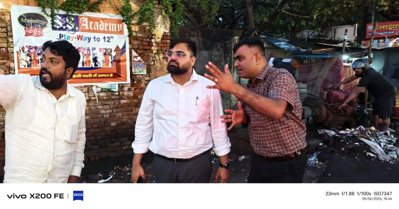 बारिश के बीच सड़कों पर उतरे नवागत नगर आयुक्त अजय जैन