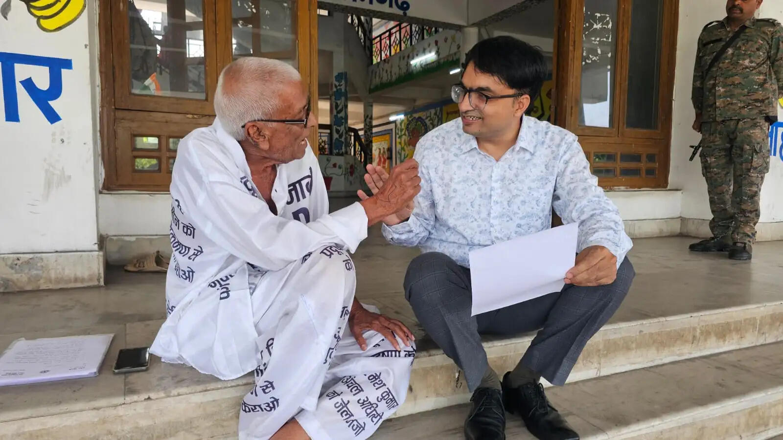 धरने पर बैठे पूर्व विधायक की मांगों पर कार्रवाई का डीसी ने दिया आश्वासन