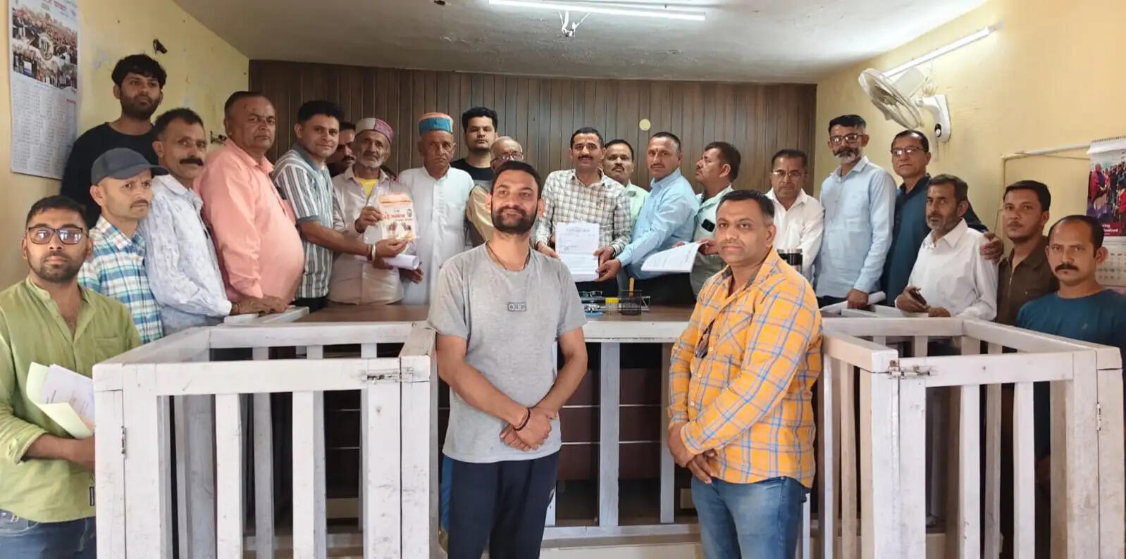 गौमाता को राष्ट्रमाता घोषित करने की मांग को लेकर तहसीलदार कमरऊ को ज्ञापन