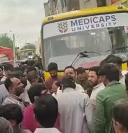 इंदौर: बेकाबू कॉलेज बस ने बाइक, ऑटो और कार को मारी टक्कर, छात्रा समेत दो की मौत, दो लोग गंभीर