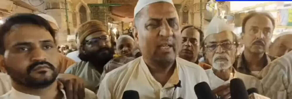 कैडल मार्च निकालकर दो मिनट का मौन रखकर मृतकों को दी भावपूर्ण श्रृद्धांजलि