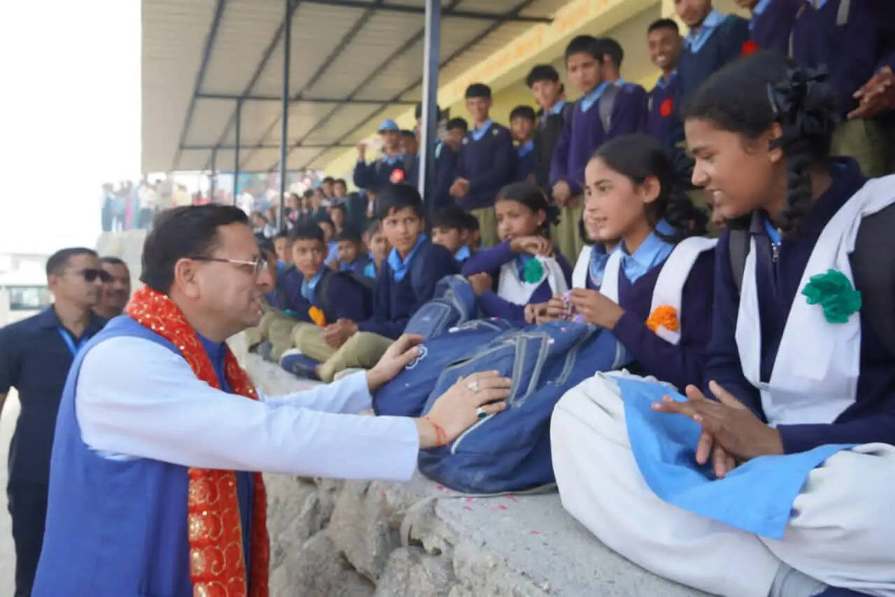 देवीधुरा में छात्रों के बीच पहुंचे सीएम धामी, मेहनत और लक्ष्य निर्धारण का दिया संदेश