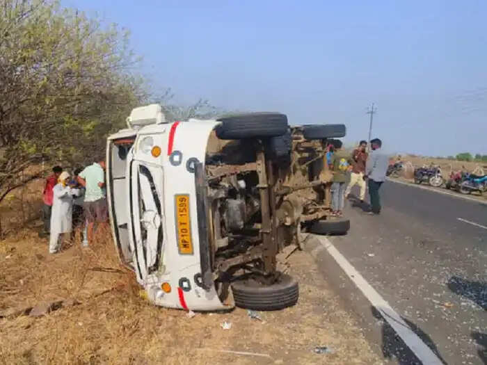 मप्र&nbsp;के खरगोन में टेंपो ट्रैवलर अनियंत्रित हाेकर पलटी, दाे की मौत,&nbsp;19 घायल