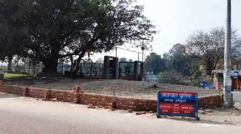 सौंदर्यीकरण की भेंट चढ़ा 35 लाख में बना शुलभ शौचालय