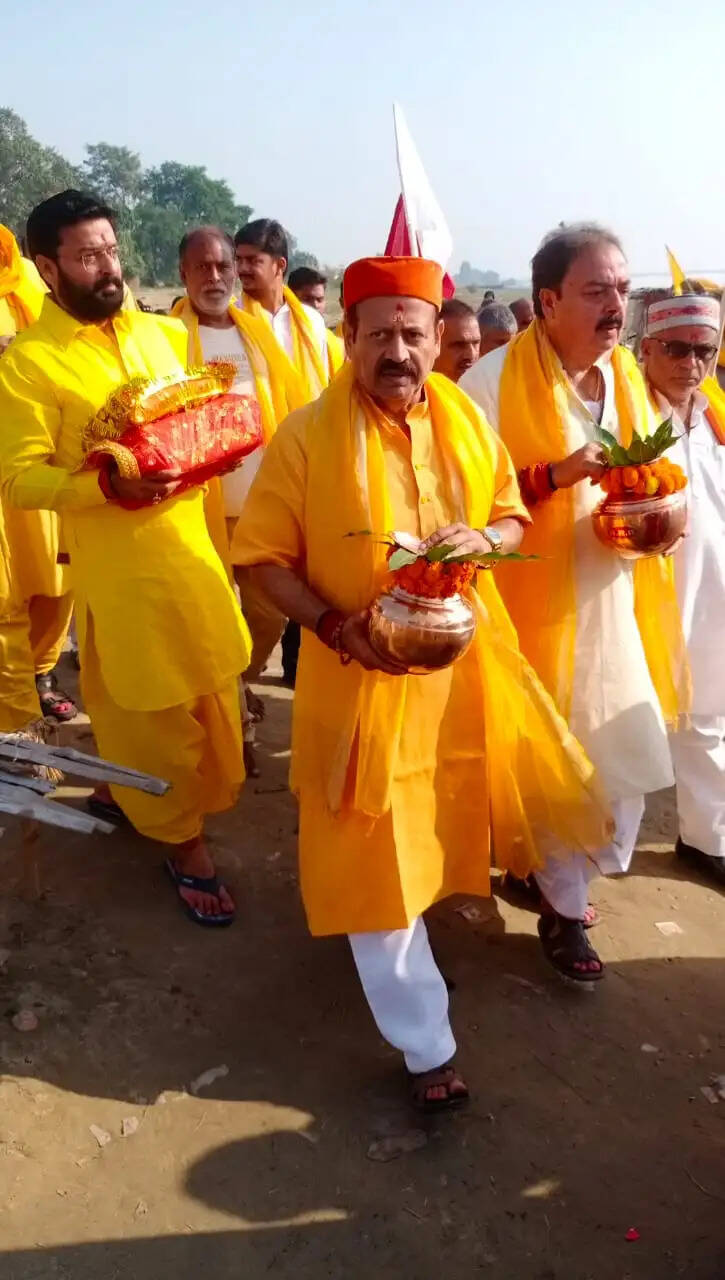 बलिया : उजियार में भव्य कलश यात्रा के साथ श्रीमद्भागवत महायज्ञ का शुभारंभ