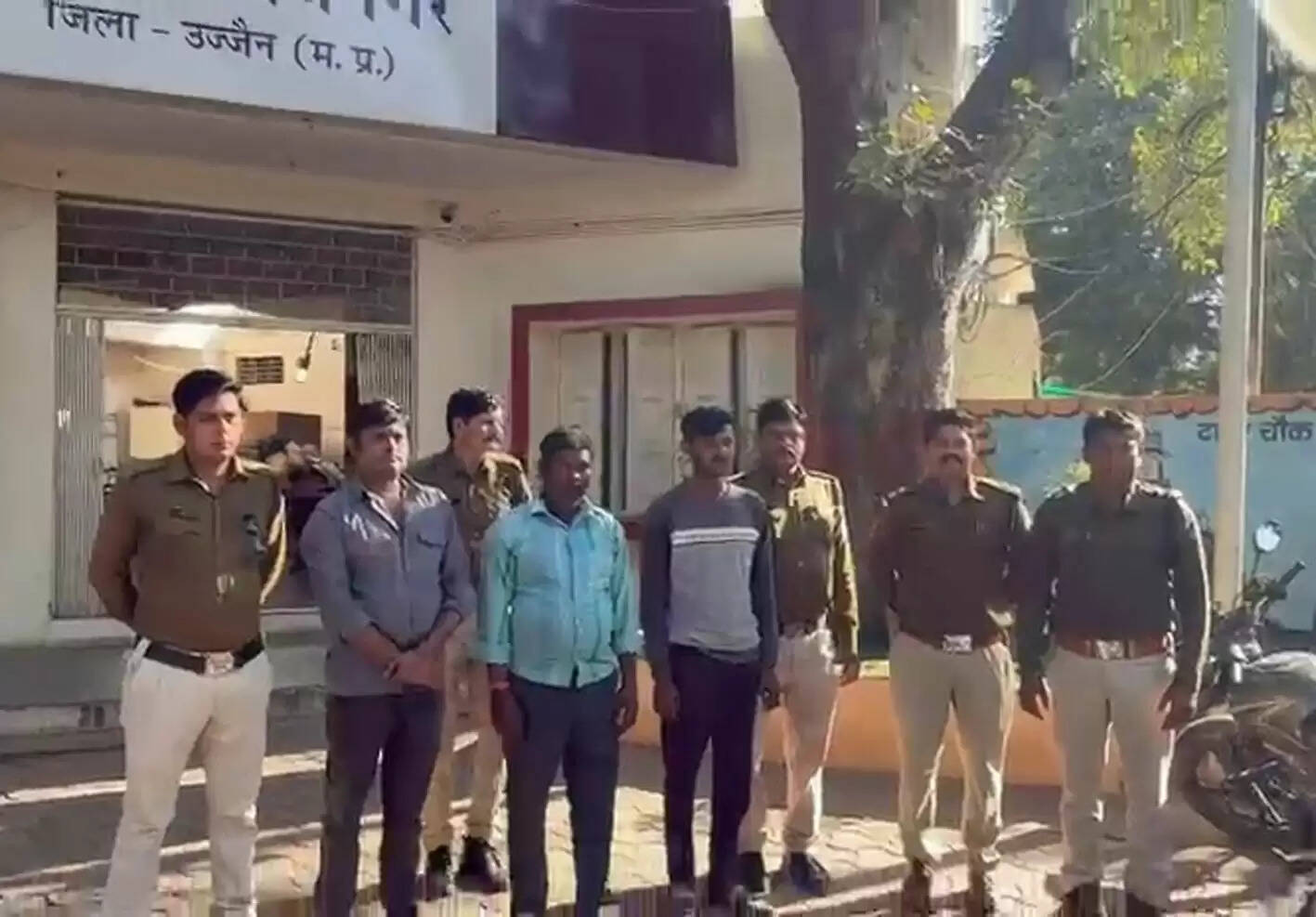 उज्जैनः आठ जिला बदर बदमाशों को जिले की सीमा से बाहर छोड़ा