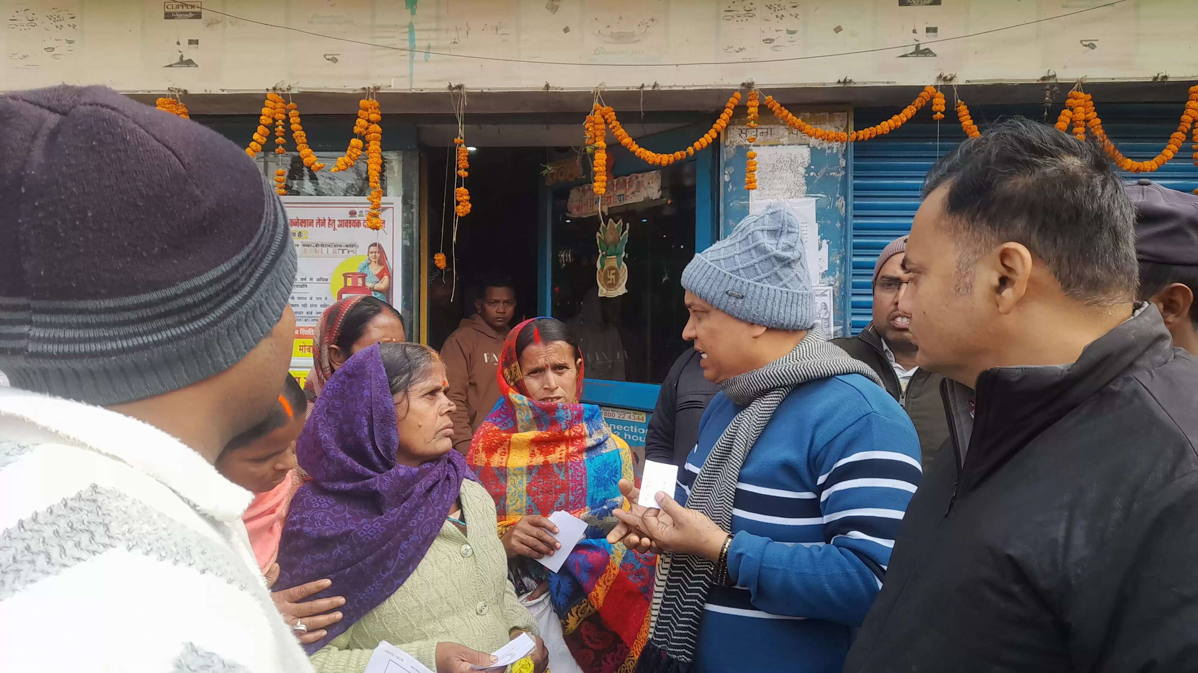 उज्ज्वला योजना का मुफ्त गैस कनेक्शन देने के नाम पर 3 से 4 हजार की अवैध वसूली