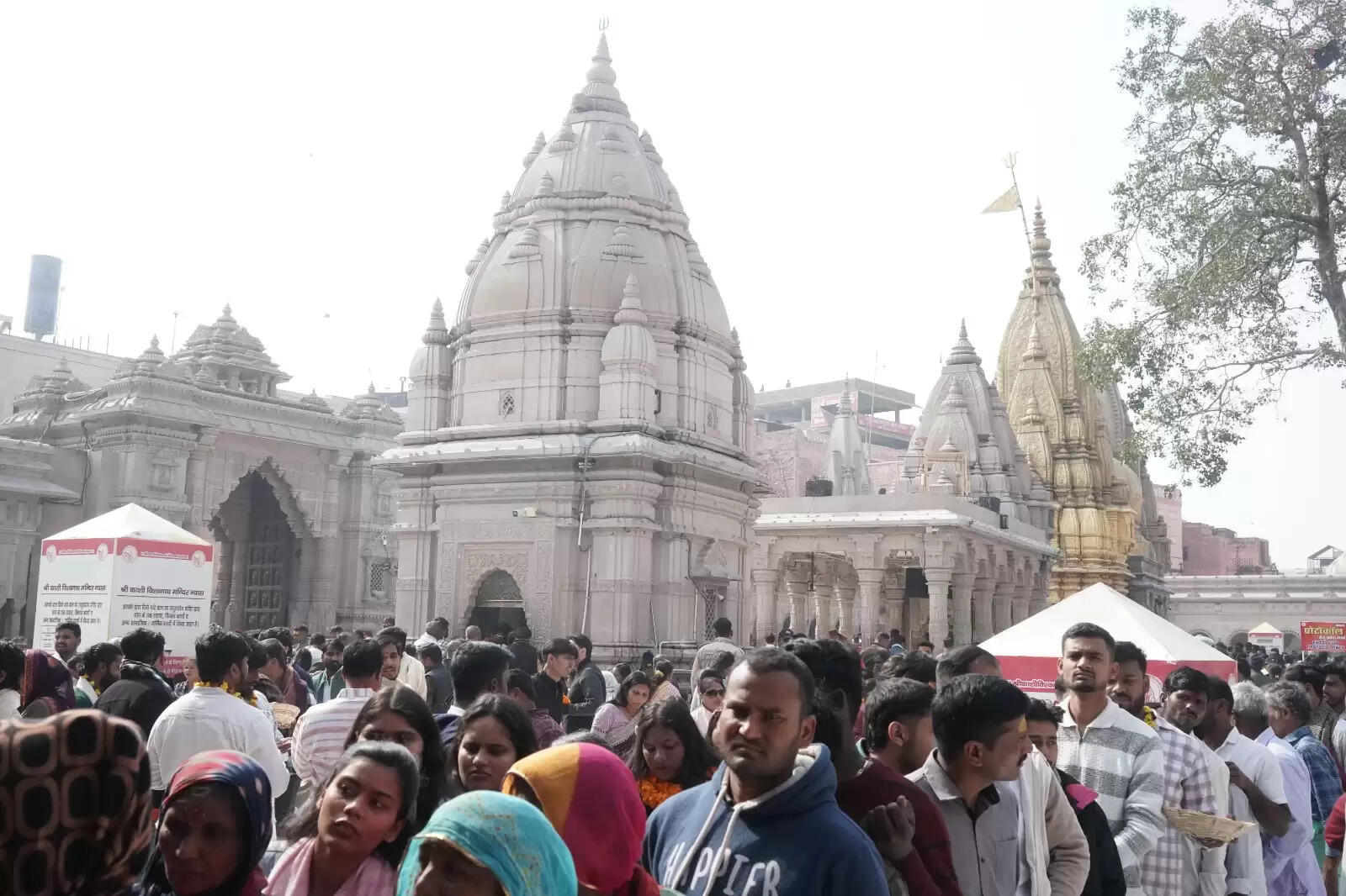 मकर संक्रांति पर्व के दूसरे दिन भी श्री काशी विश्वनाथ के दरबार में उमड़े श्रद्धालु