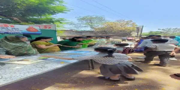 तपती दोपहर में राहत: गन्ने का रस पिलाया, चिड़ियों के लिए सकोरे बांटे