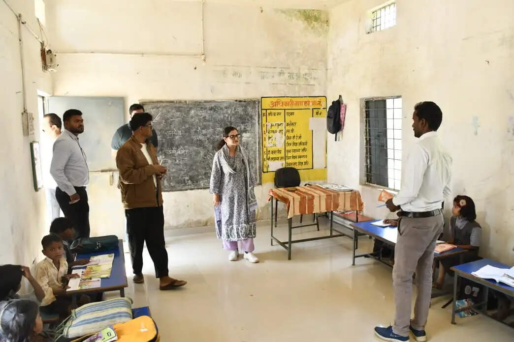 कलेक्टर ने प्राथमिक शाला जशवंतपुर का किया निरीक्षण, समय पर पाठ्यक्रम पूरा करने के निर्देश