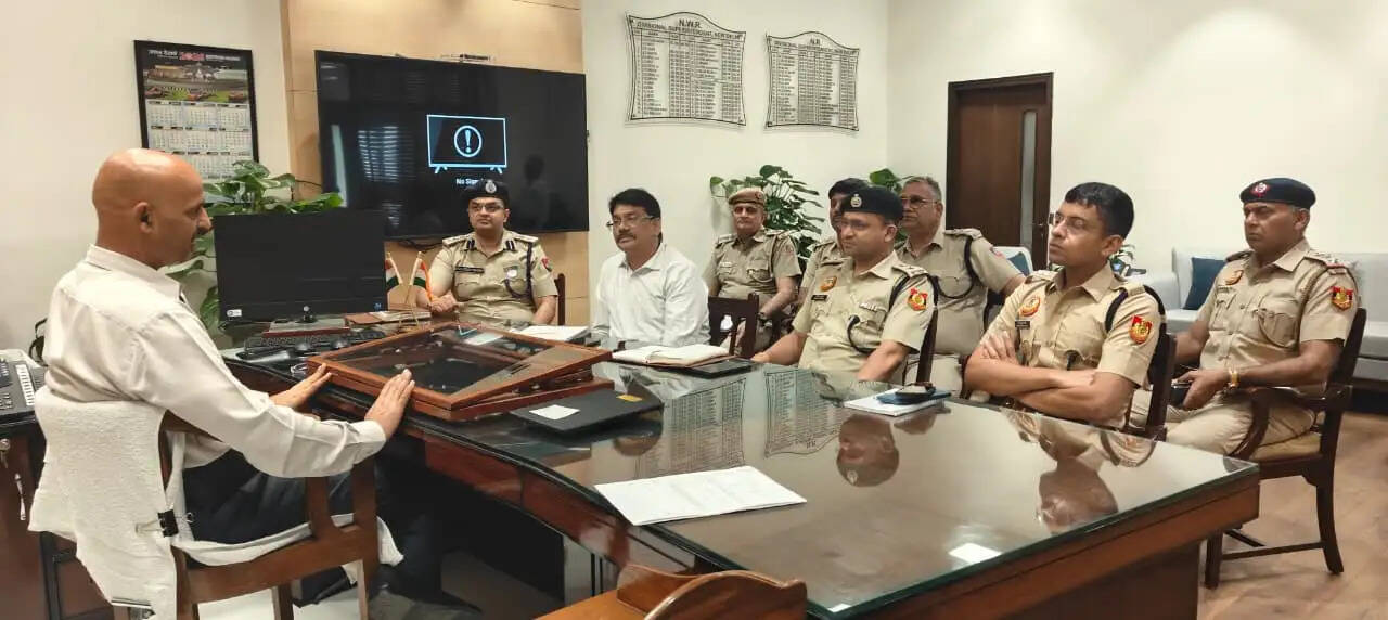 नई दिल्ली रेलवे स्टेशन पर यातायात सुधार को लेकर संयुक्त बैठक का आयोजन