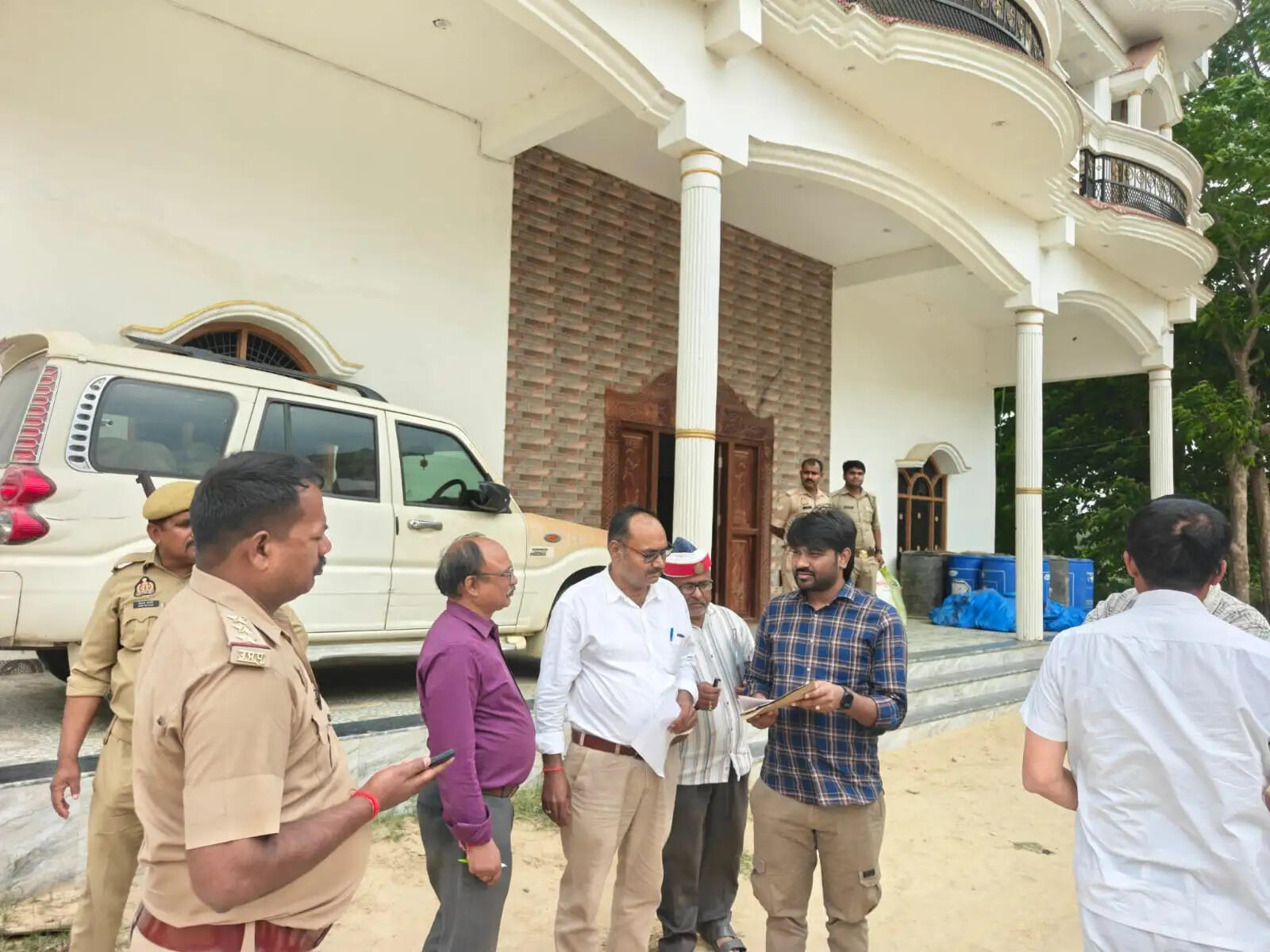 देवरिया में कालाबाजारी पर प्रशासन सख्त, दाे जगहाें से हाई स्पीड डीजल जब्त