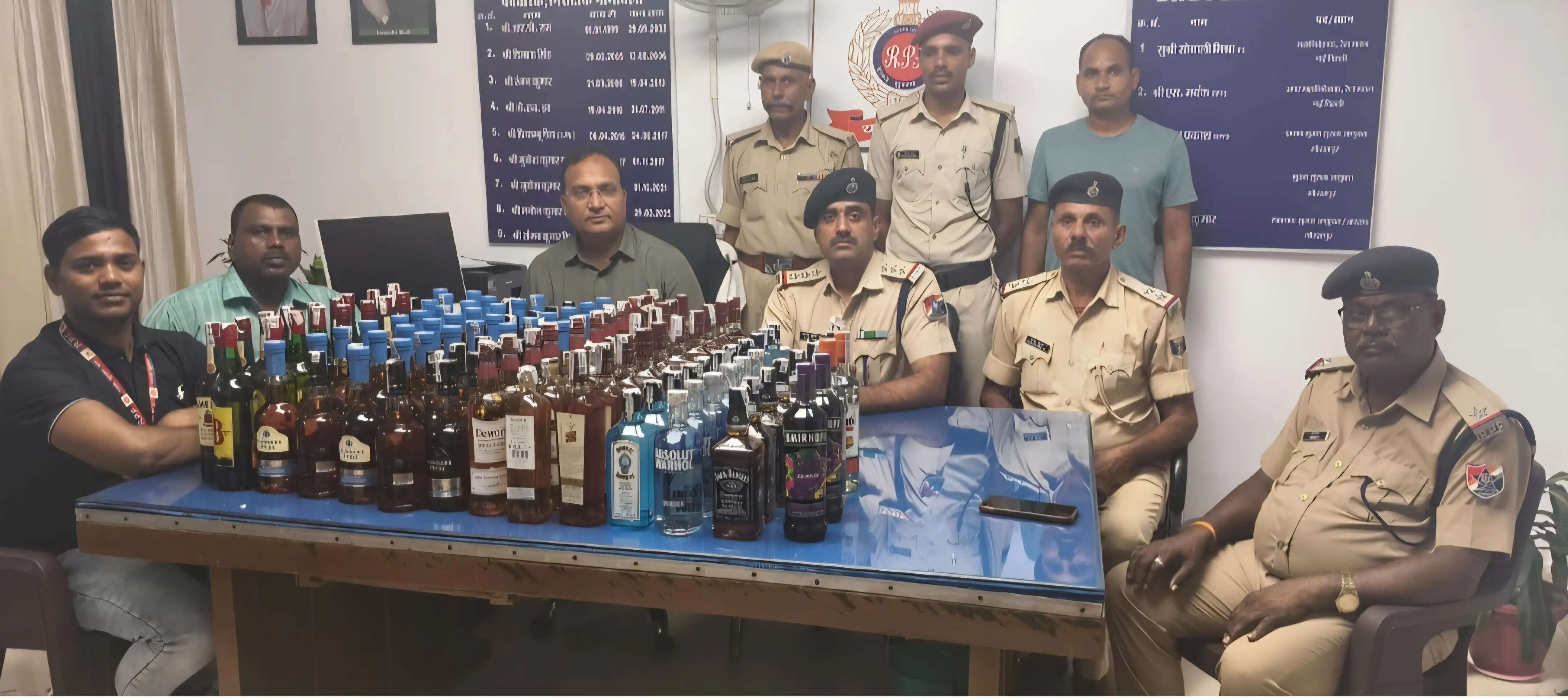 छपरा जंक्शन पहुंचे ट्रेन से 2.35 लाख की शराब बरामद