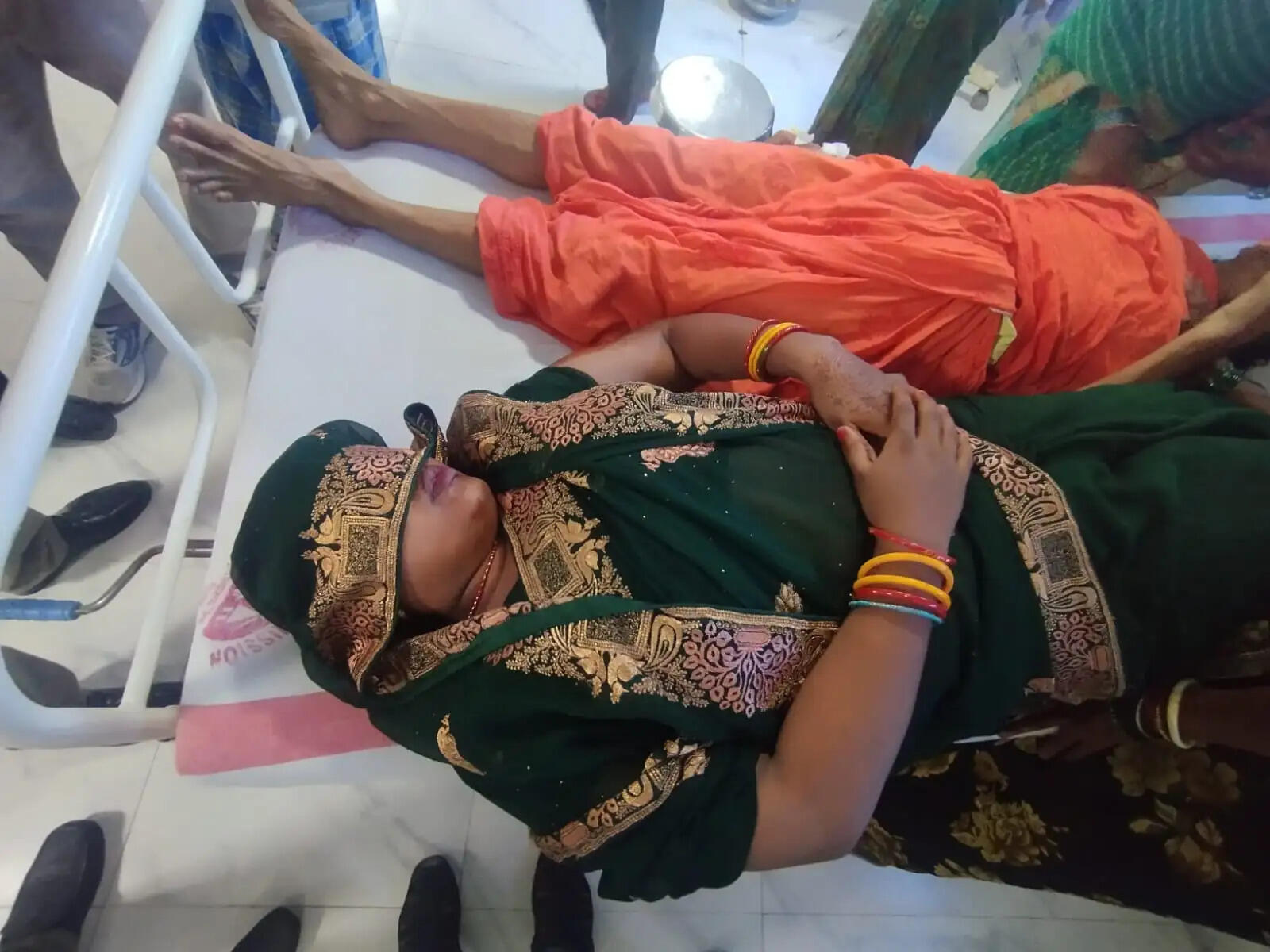 ट्रक की टक्कर से गड्ढे में गिरी सिटी राइड बस, 11 जीविका दीदियां घायल