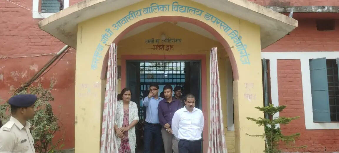 डीएम के औचक निरीक्षण में मध्य विद्यालय डपरखा में मिली कई अनियमितताएं