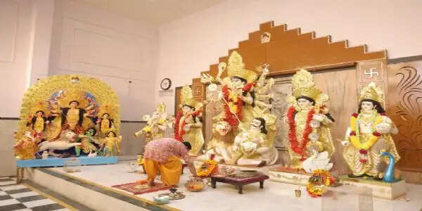 दुर्गाबाड़ी में &nbsp;भव्य दुर्गा पूजा&nbsp; महोत्सव का आगाज: स्वर्णिम महल में विराजी मां दुर्गा