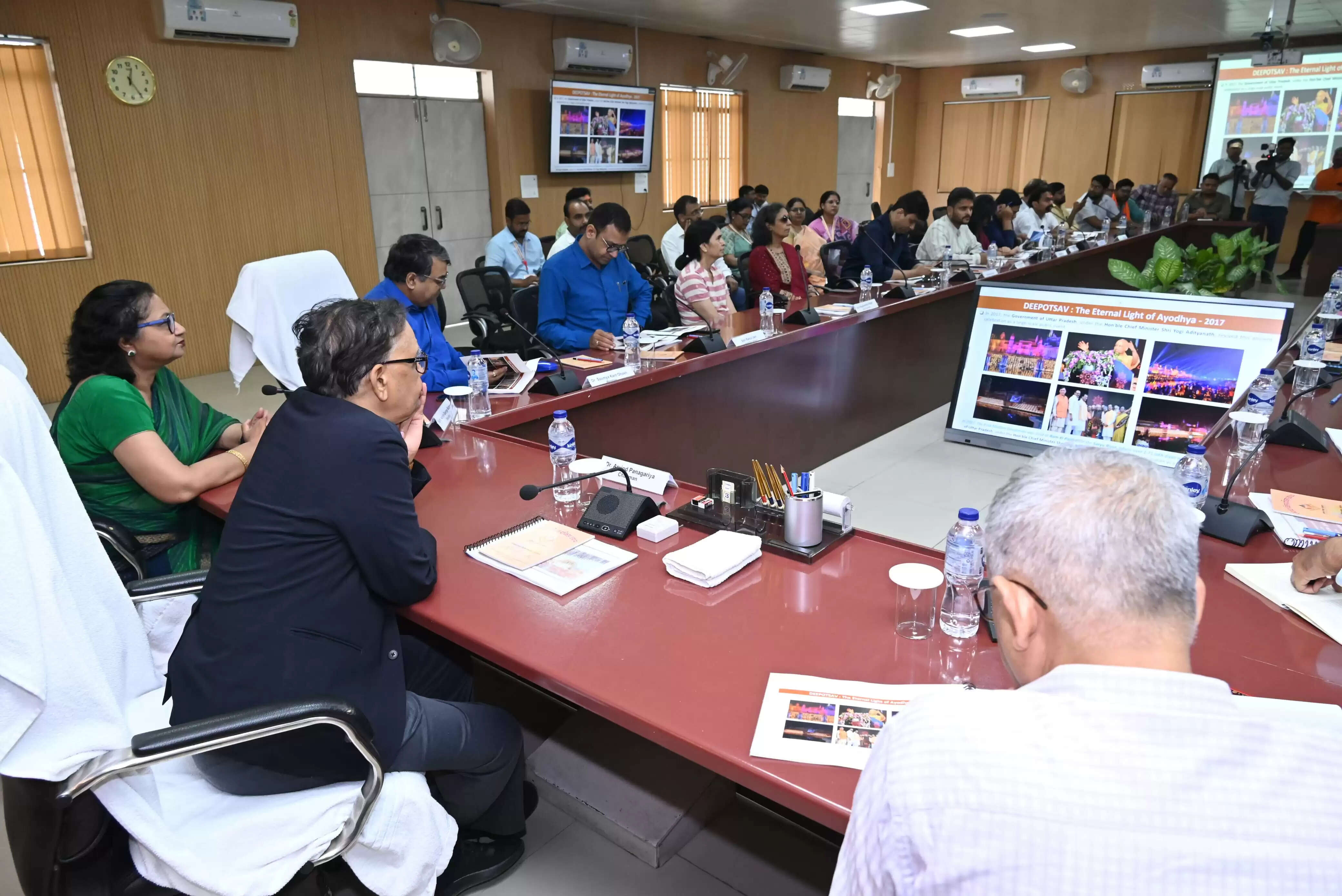 केन्द्रीय वित्त आयोग अध्यक्ष ने सदस्यों के साथ मंदिर निर्माण की ली जानकारी