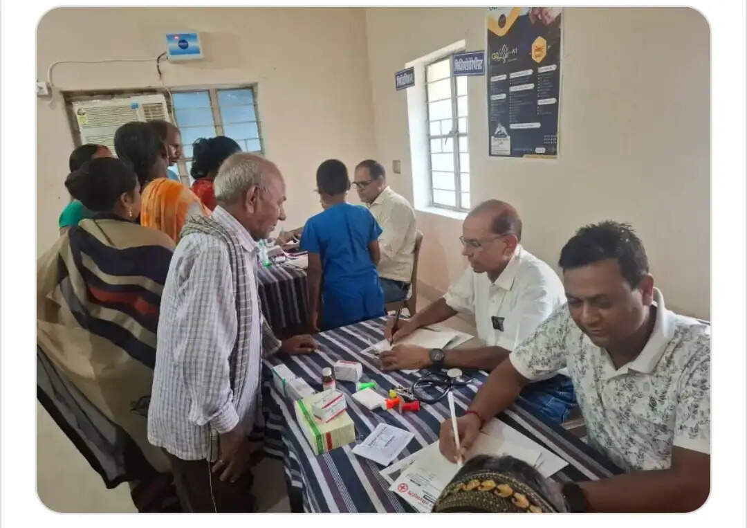 निःशुल्क स्वास्थ्य जांच शिविर में लोंगों का किया गया स्वास्थ्य परीक्षण