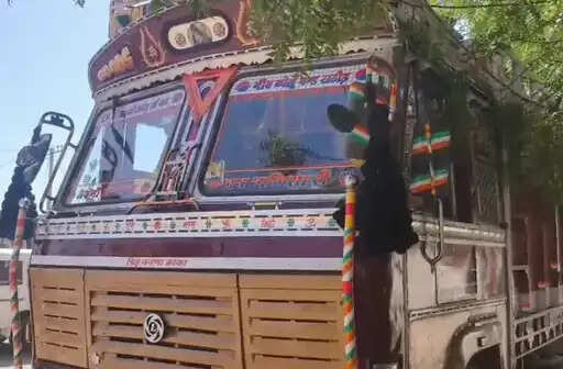 ट्रक की चपेट में आने से सरकारी शिक्षक की मौत, साथी घायल