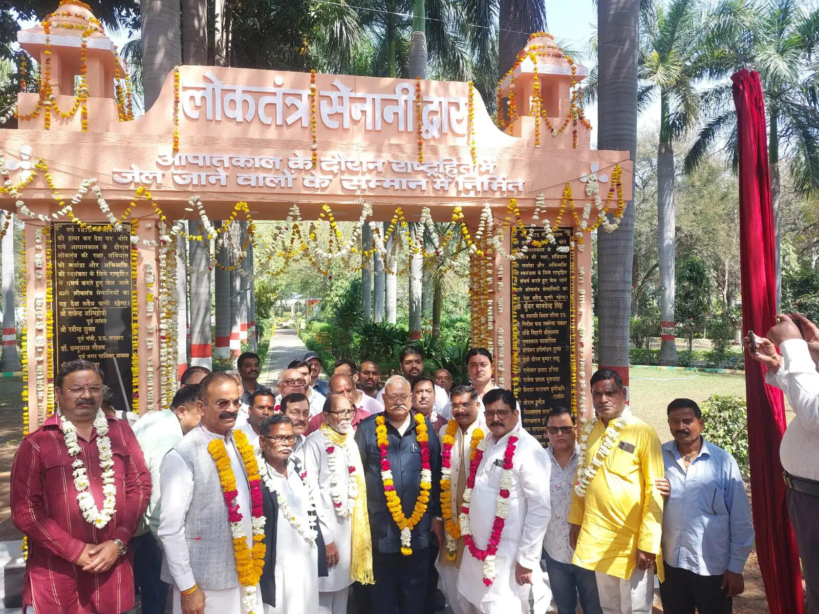 जो हाथ में संविधान की प्रतियां लेकर घूम रहे, उन्होंने ही लोकतंत्र की हत्या की : मानवेन्द्र सिंह