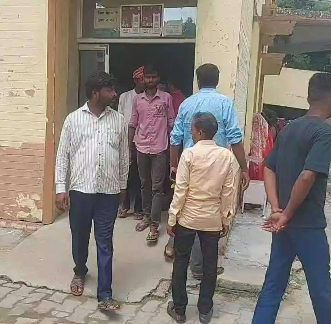 शटडाउन के बाद भी 11 हजार वोल्ट लाइन में दौड़ा करंट, संविदा लाइनमैन की मौत