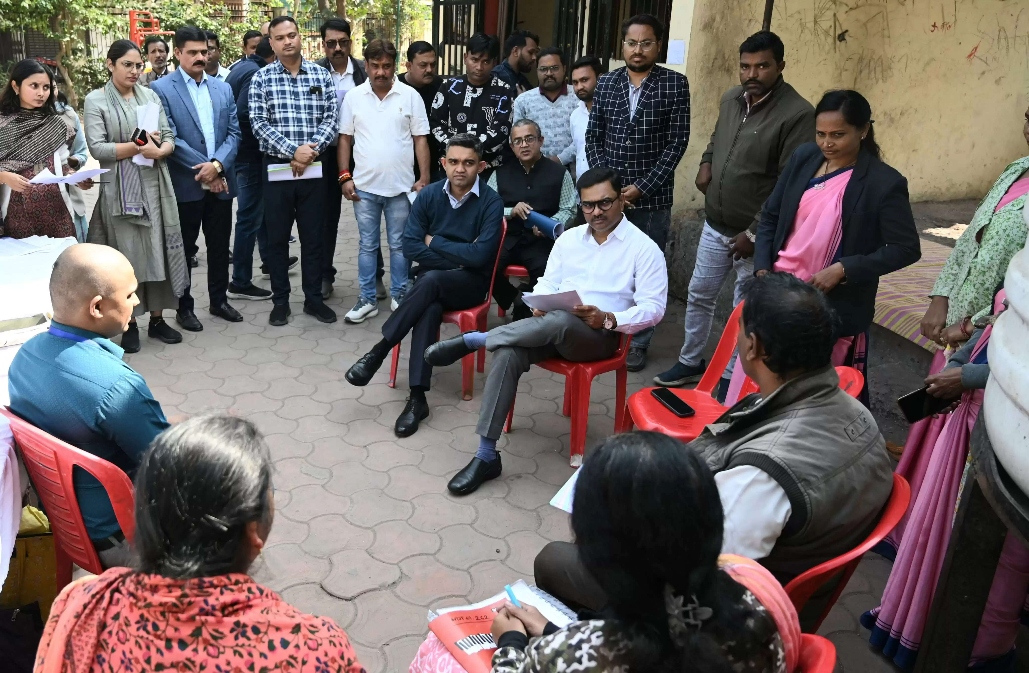 धारः संभागायुक्त ने एसआईआर अभियान के तहत मतदान केंद्रों का निरीक्षण कर बीएलओ से चर्चा की