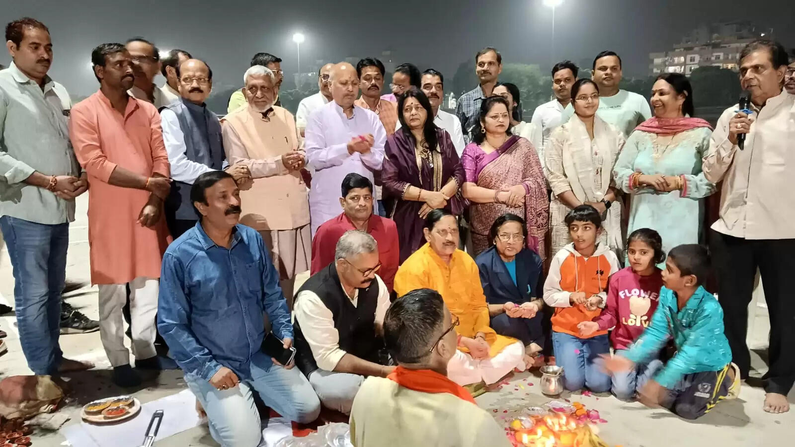 गोमती तट पर श्रद्धापूर्वक मनायी गयी देव दीपावली