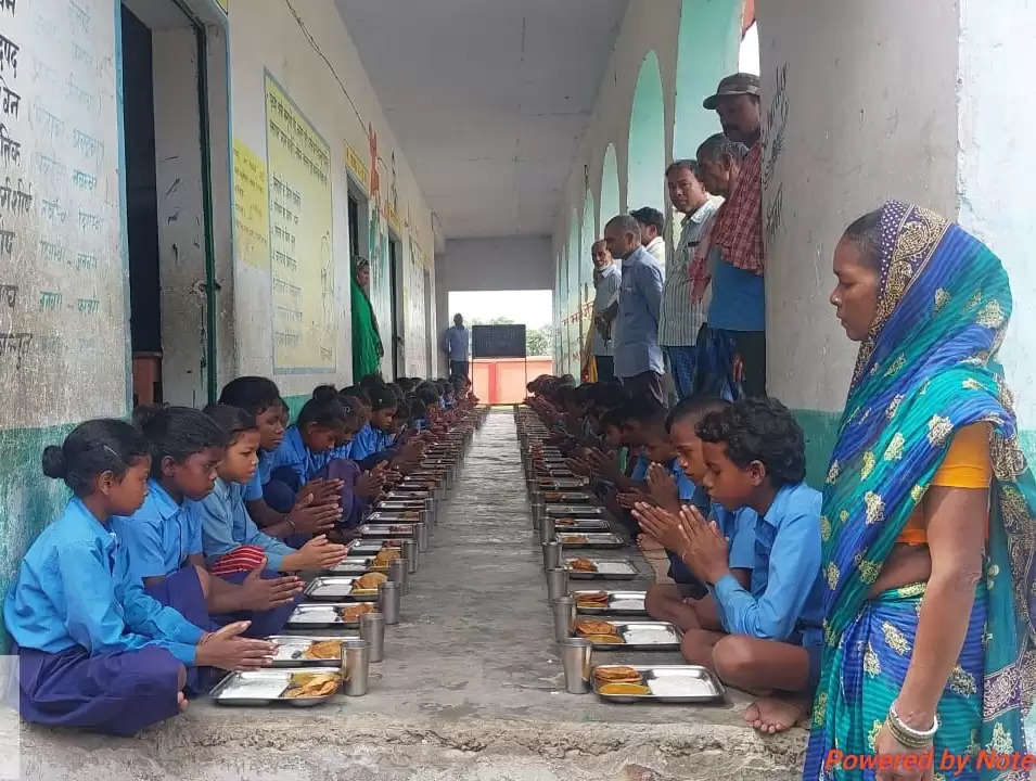 तिथि भोज के तहत स्कूल में बच्चों को मध्याह्न भोजन में खिलाया गया खीर- पूरी