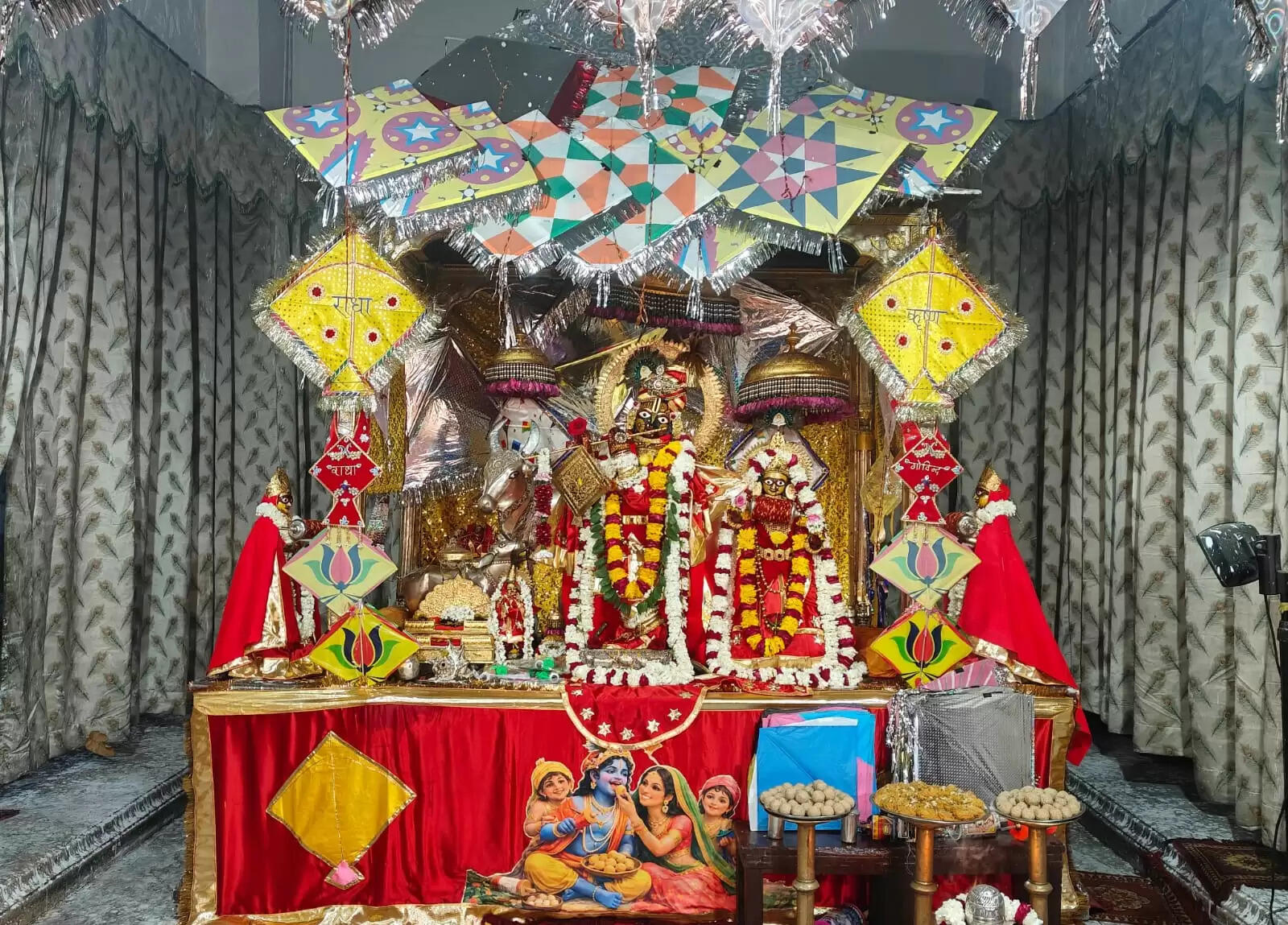 मकर संक्रांति पर गोविंद देवजी मंदिर में स्वर्ण-रजत पतंगों की सजाई झांकी