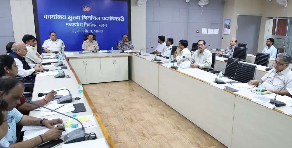 मप्रः मुख्य निर्वाचन पदाधिकारी ने ली राजनीतिक दलों की बैठक, वोटर लिस्ट में नाम जोड़ने के अभियान की दी जानकारी