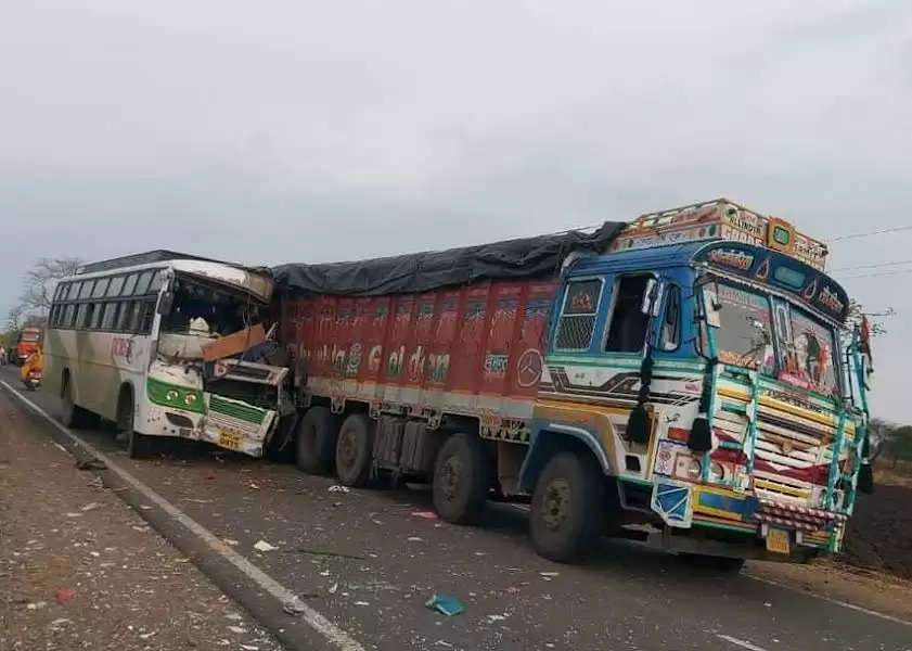 मंदसौर: चुनाव सामग्री जमा कर घर लौट रहे मतदान कर्मियों की बस खड़े ट्राले में जा घुसी