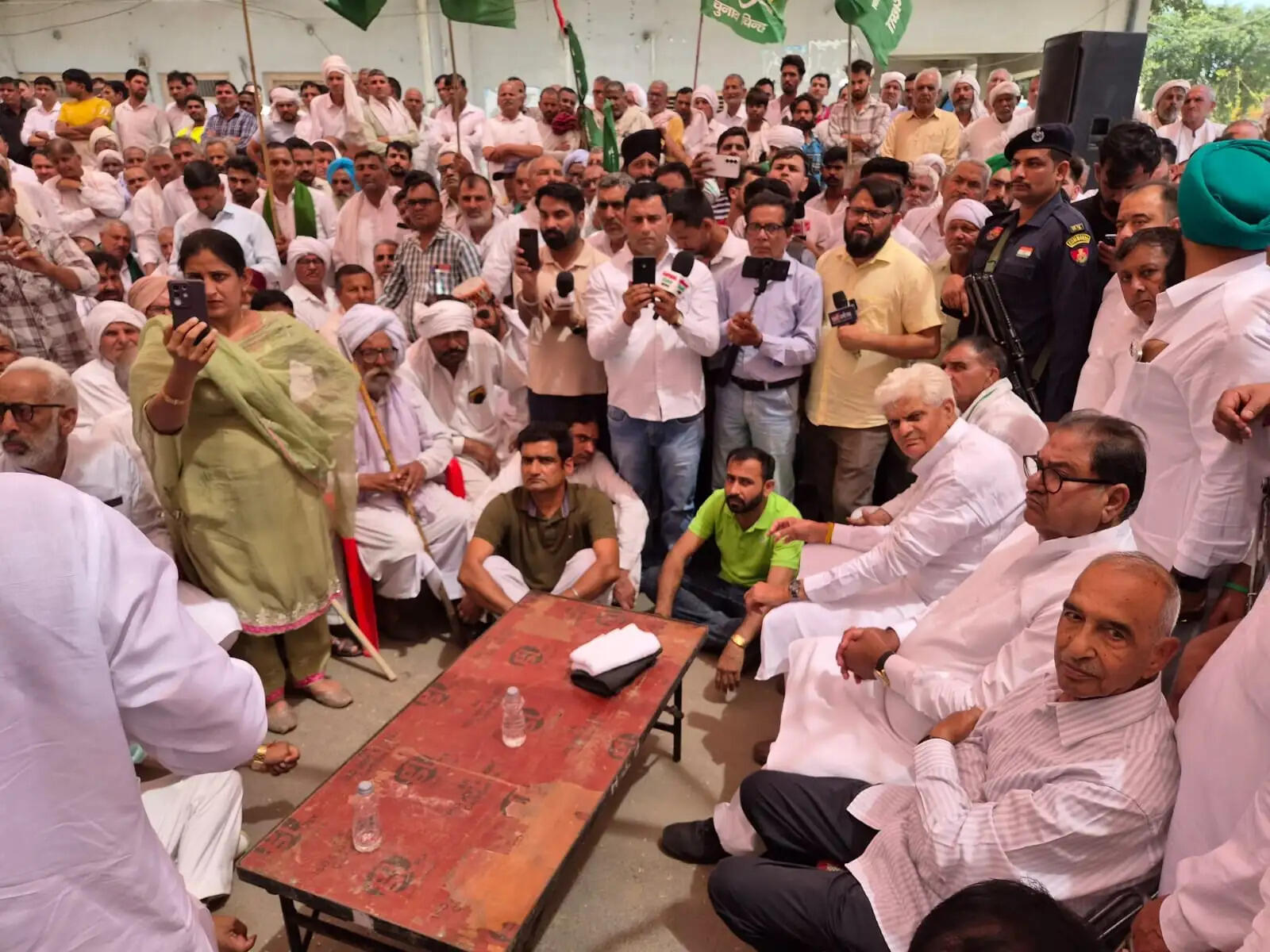 कैथल अनाज मंडी में इनेलो ने किया प्रदर्शन, कार्यकर्ता ट्रैक्टर और झोटा-बुग्गी लेकर पहुंचे