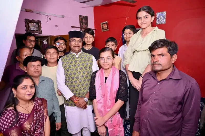 भोपालः मंत्री सारंग ने हिमांशी के घर पहुंचकर बढ़ाया हौसला, लैपटॉप देने का किया वादा