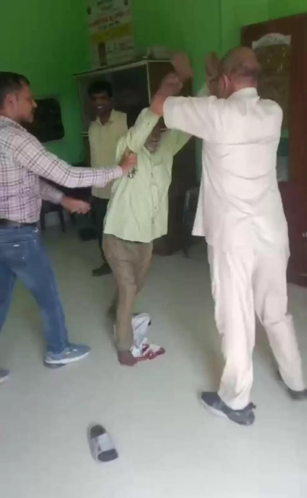 शिक्षा के मंदिर में शिक्षकों की भिड़ंत का वीडियो वायरल