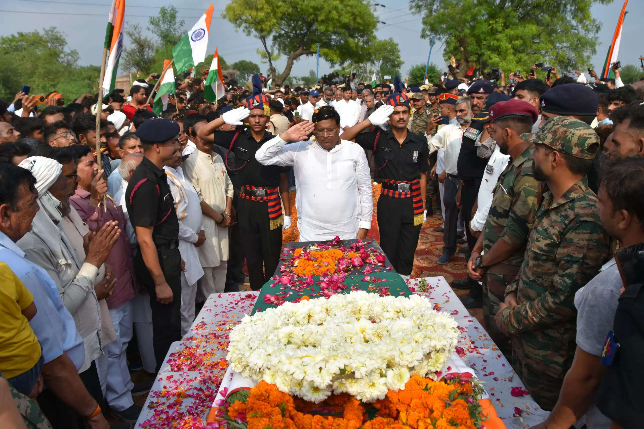 पुंछ में शहीद हुए पलवल के दिनेश का राजकीय सम्मान के साथ संंस्कार