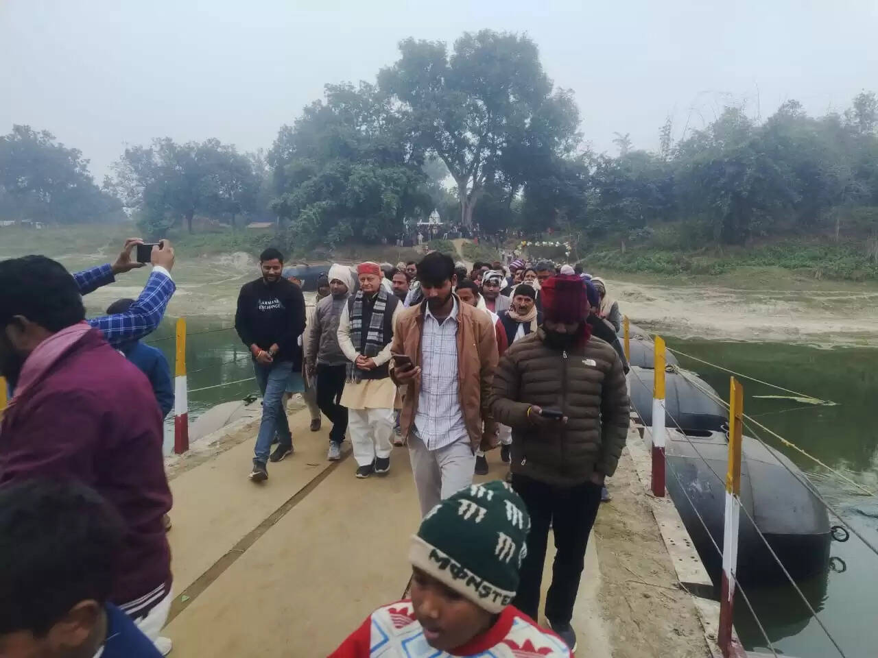 जौनपुर में सुभासपा विधायक ने किया सई नदी पर पीपा पुल का उद्घाटन