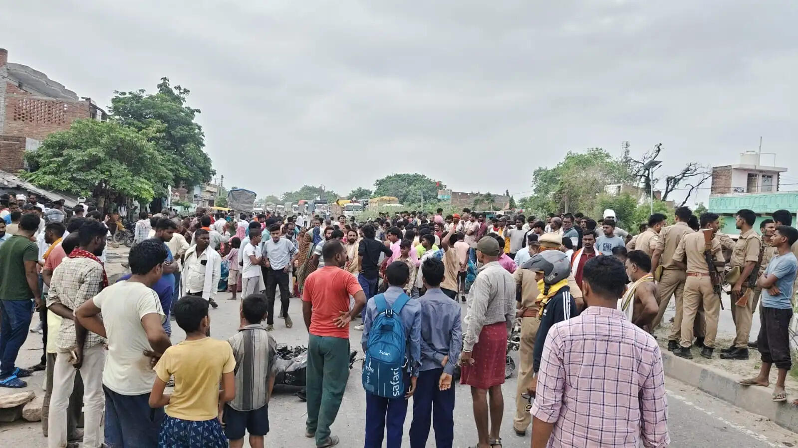 बेकाबू ट्रक घर के बाहर सो रहे लोगों पर चढ़ा, तीन की मौत